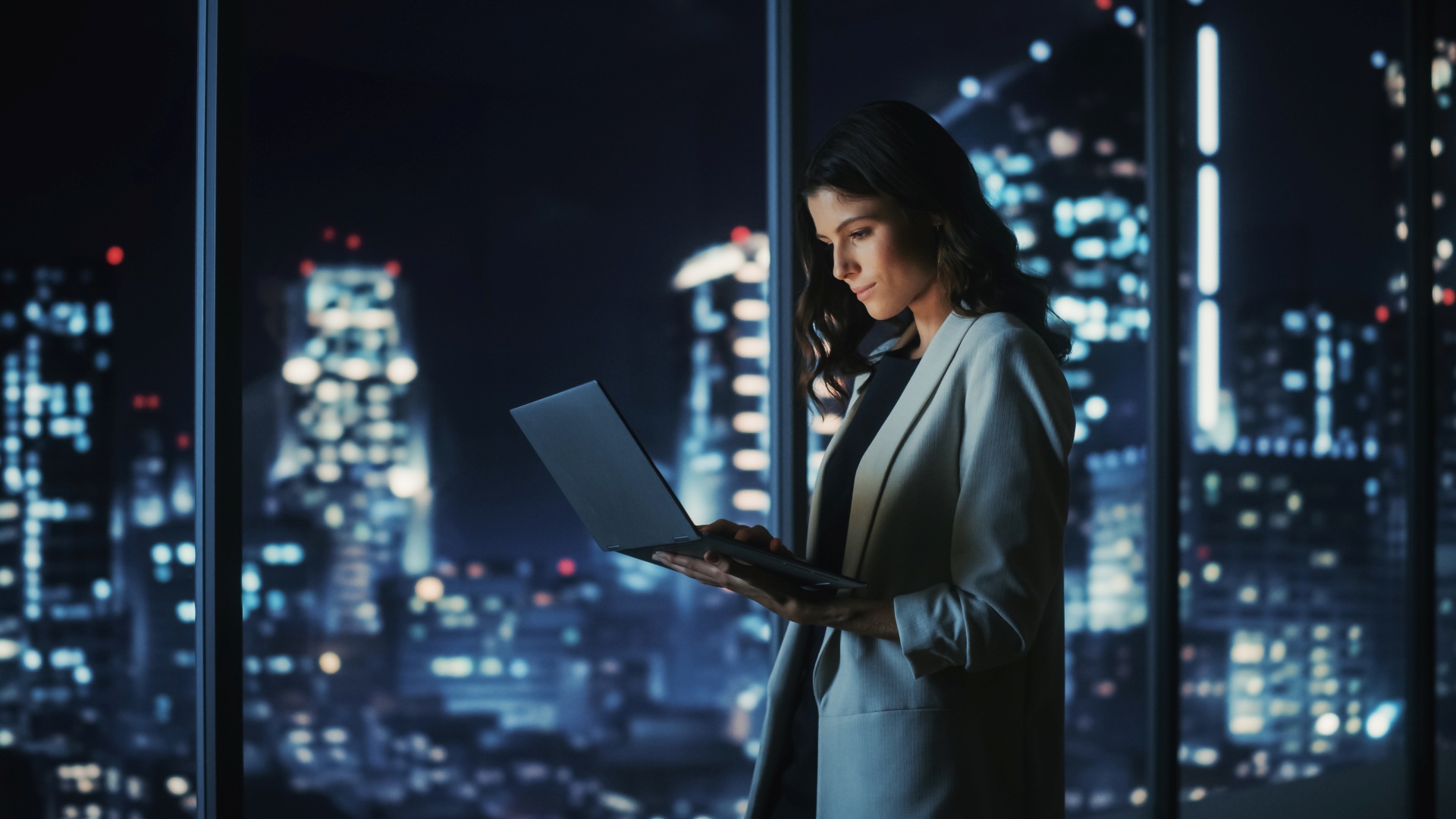 Image of businesswoman in corporate setting.